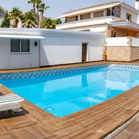 Paradisiac Villa In The City בקתה *